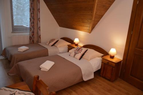 Postel nebo postele na pokoji v ubytování Strzelecki Dworek