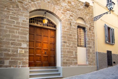una puerta de madera en un edificio de piedra con escaleras en QK Costa58 Home Tower, en Florencia
