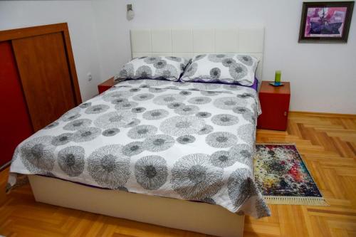sypialnia z łóżkiem z kołdrą i poduszkami w obiekcie Apartman MAŠA w mieście Banja Luka