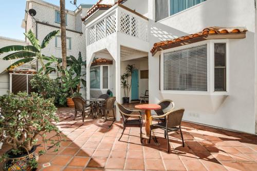 a patio with chairs and a table on a house at Sea Blue Hotel in Los Angeles