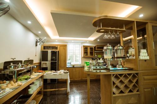 Reštaurácia alebo iné gastronomické zariadenie v ubytovaní Tuyet Suong Villa Hotel