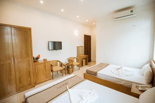 a hotel room with a bed and a dining room at Tuyet Suong Villa Hotel in Quang Ngai