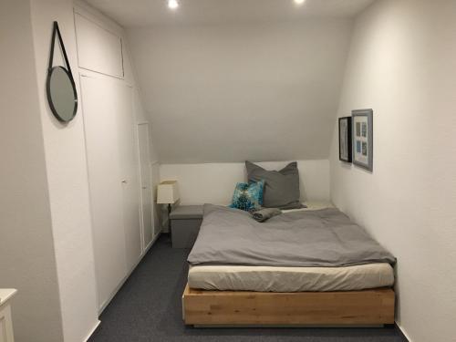 a small bedroom with a bed in a room at 23 Fielweg in Wewelsfleth