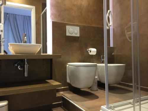 łazienka z umywalką, toaletą i prysznicem w obiekcie Turin Central Rooms w Turynie