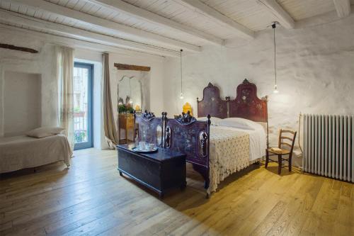 - une chambre avec un grand lit dans l'établissement WUNDERGARTEN Dimora dei Frati, à Gratteri