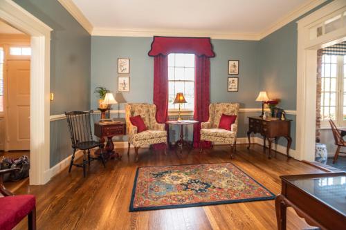 Χώρος καθιστικού στο Cedars of Williamsburg Bed & Breakfast