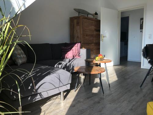 ein Wohnzimmer mit Sofa und Tisch in der Unterkunft Nordbrise in Büsum