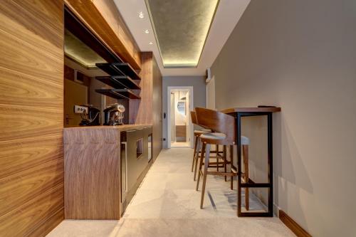 a kitchen with a counter and a bar with stools at Black Pearl Luxury Suites in Belgrade