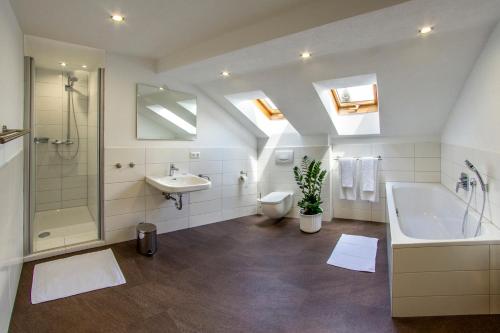 A bathroom at Appartement-Hotel-Allgayer