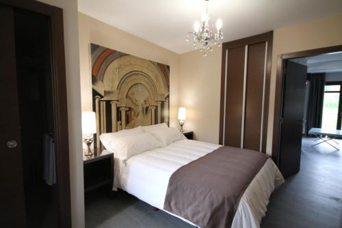 Postel nebo postele na pokoji v ubytování Alvear Suites