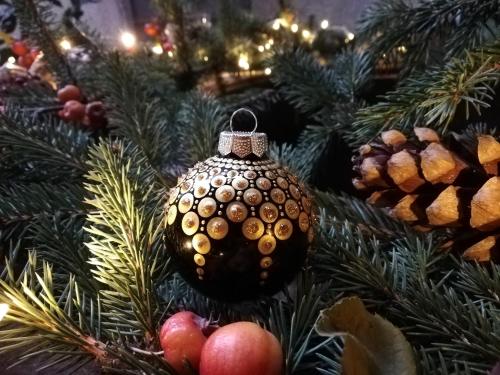 a christmas ornament on a christmas tree at Affittacamere Valnascosta in Faedis