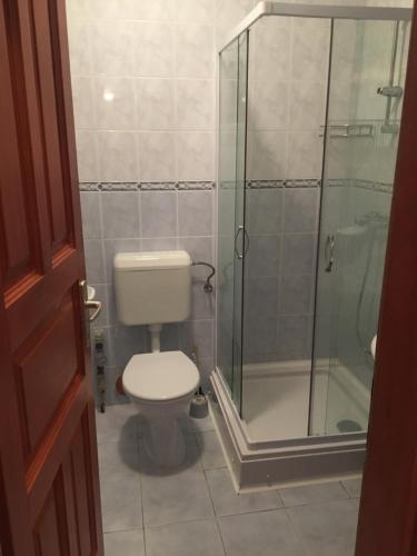 Kúpeľňa v ubytovaní medencés önálló 4 fős 2 légterű, felszerelt földszinti apartman, terasszal, wi-fivel, 30 méterre a strandtól