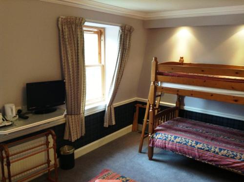 1 dormitorio con cama y ventana en Rathan House - The Eskbank, en Dalkeith
