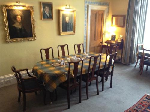 Rathan House - The Eskbank في دالكيث: غرفة طعام مع طاولة وكراسي