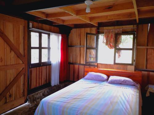 Ένα ή περισσότερα κρεβάτια σε δωμάτιο στο Los Gallitos Eco Lodge