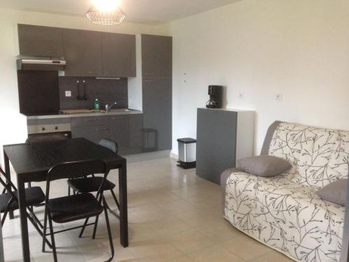 un salon avec une table et un canapé dans l'établissement gite des écuries, à La Baconnière