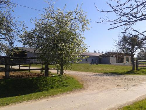 a dirt road in front of a house at gite des écuries in La Baconnière