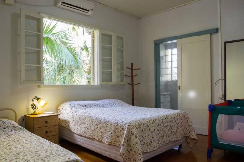um quarto com 2 camas e uma janela em Sitio dos Rochedos em Ivoti