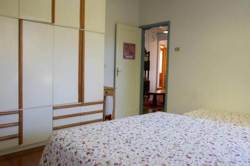 a bedroom with a bed and a dresser at Sitio dos Rochedos in Ivoti