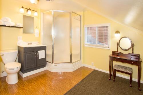 a bathroom with a shower and a toilet and a sink at Edelweiss Lodge in Mammoth Lakes