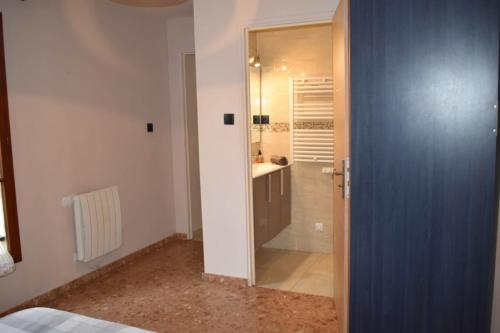 a bathroom with a walk in shower and a sink at Lorely - Maison proche Disneyland et Paris in Montévrain