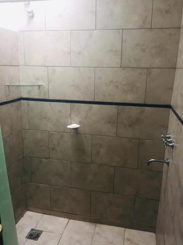 y baño con ducha y puerta de cristal. en Benito Soria 137 en Santa Rosa de Calamuchita
