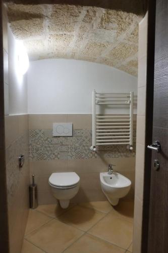 a bathroom with a toilet and a sink at La Ginestra Affittacamere in Ginosa