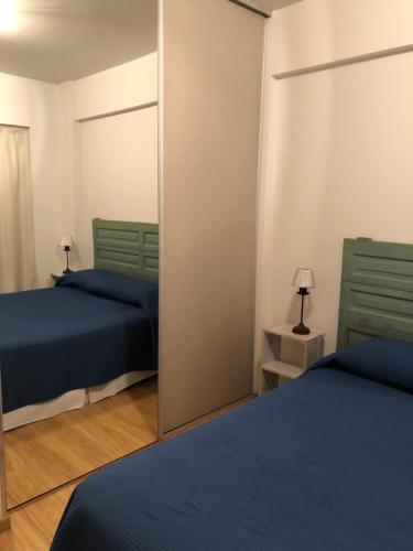 1 dormitorio con 2 camas y espejo en Bristol Uk en Buenos Aires