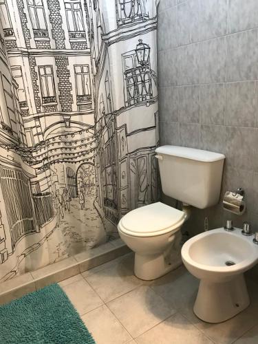 La salle de bains est pourvue de toilettes et d'une fresque murale. dans l'établissement MSH Apart, à Puan