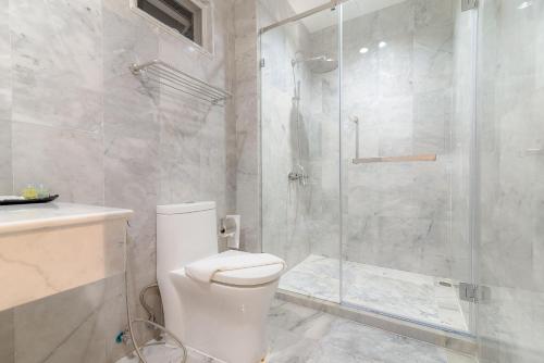 y baño con aseo y ducha acristalada. en T Villas Hua Hin, en Khao Tao