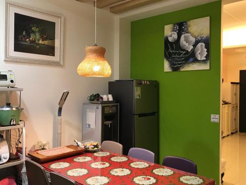 五結鄉的住宿－想念巴黎，一间设有桌子和绿色墙壁的用餐室