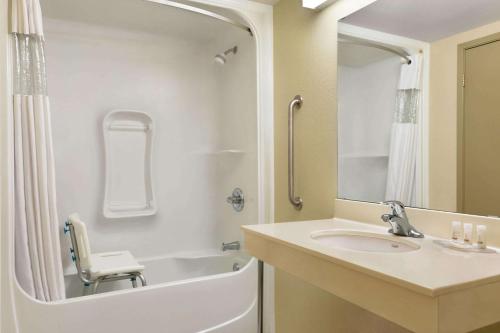 Ванная комната в Days Inn & Suites by Wyndham Thompson