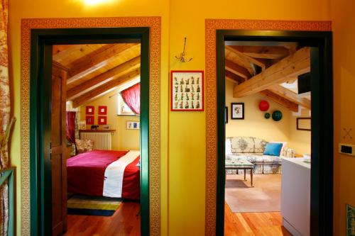 ein Schlafzimmer mit einem Bett und ein Wohnzimmer in der Unterkunft Il Giardino Dell'Artemisia in Pila
