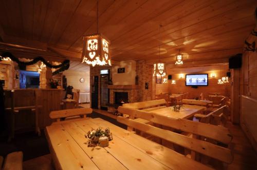 Televízia a/alebo spoločenská miestnosť v ubytovaní Hostel Gawra