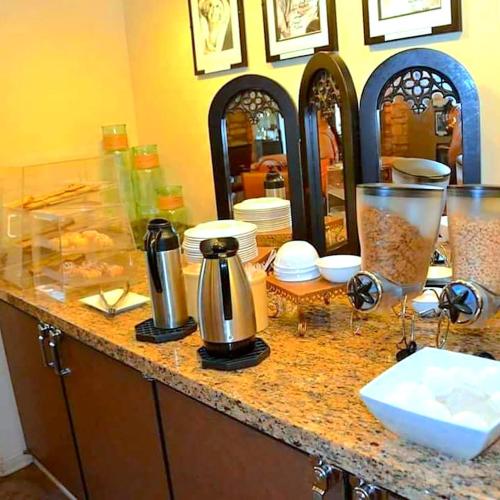 Příslušenství pro přípravu čaje a kávy v ubytování Andreas Hotel & Spa