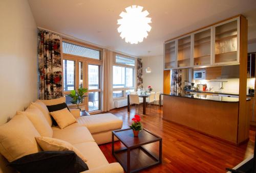 ヘルシンキにある2ndhomes Luxury Kamppi Center Apartment with Saunaのリビングルーム(ソファ、テーブル付)