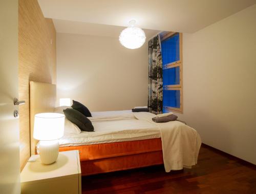 - une chambre avec un lit et une fenêtre dans l'établissement 2ndhomes Luxury Kamppi Center Apartment with Sauna, à Helsinki