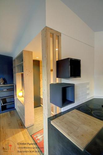 a room with a kitchen with a tv on a wall at Appartement familial - La Tania in La Tania