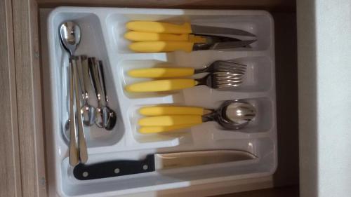 un recipiente de plástico lleno de utensilios y utensilios en Dandelo, en Novi Sad