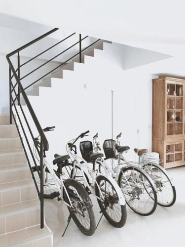 un grupo de bicicletas estacionadas al lado de una escalera en Villa Think Of Home, en Khao Lak