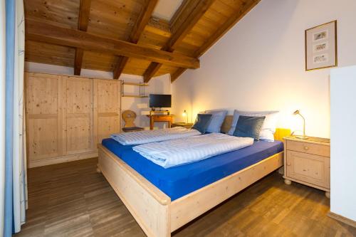 Кровать или кровати в номере Apartments Haus Martin
