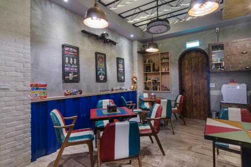 un restaurant avec des tables et des chaises ainsi qu'un bar dans l'établissement J.T.World, à Hualien