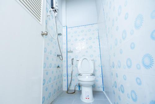 Kylpyhuone majoituspaikassa Nadpob Mansion