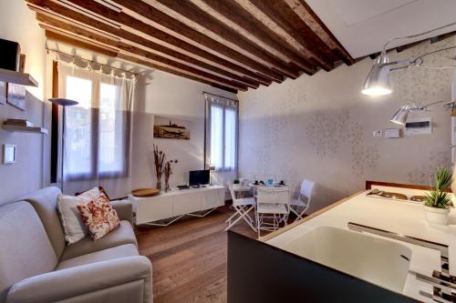 a living room with a couch and a table at Contemporary Apartment In Venice Ff in Venice