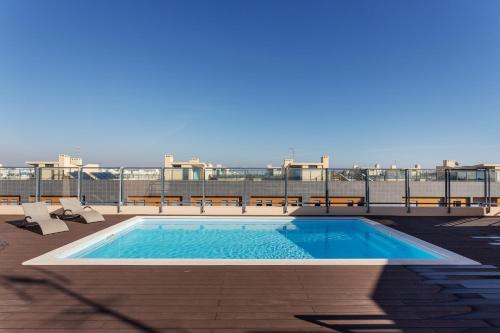 a swimming pool on the roof of a building at O SITIO CERTO in Olhão