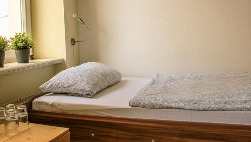 Una cama o camas en una habitación de Oskars Absteige