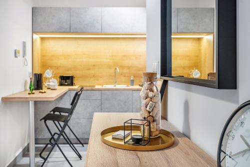 een keuken met een tafel met een vaas erop bij Gold Apartments Your Holiday Home in Krynica Zdrój
