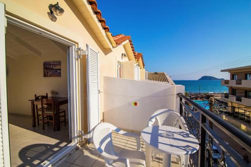 Un balcón o terraza en Playa Bay Hotel Zakynthos
