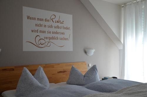 En eller flere senge i et værelse på Gästehaus Alt Mehring