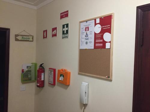 ein schwarzes Brett an einer Wand in einem Raum in der Unterkunft Oporto Vasconcelos Guest House in Vila Nova de Gaia